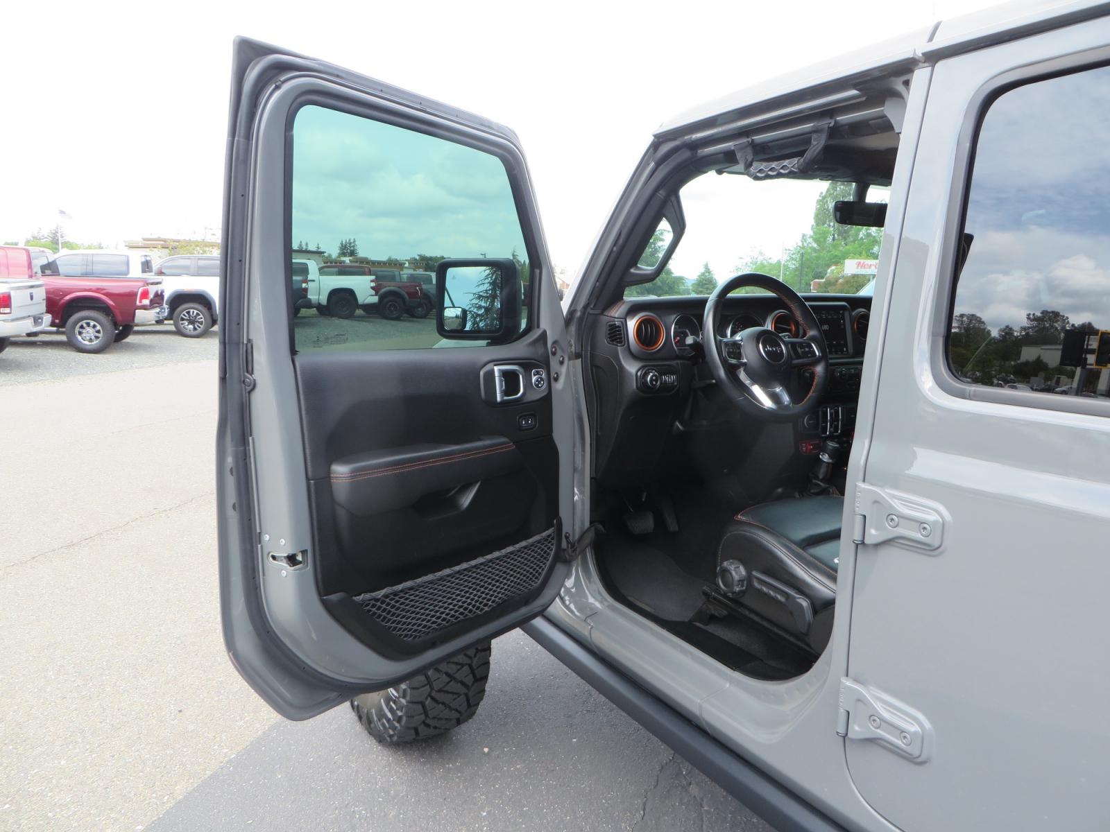 2021 Sting Grey /BLACK Jeep Gladiator Gladiator Mojave (1C6JJTEG4ML) with an 3.6L V6 engine, automatic transmission, located at 2630 Grass Valley Highway, Auburn, CA, 95603, (530) 508-5100, 38.937893, -121.095482 - Mojave Galdiator featuring a Readylift 4" suspension system, 37" Nitto Ridge Grappler tires, 17" Fuel Ammo wheels, Rugged Ridge bed cover, and window tint. - Photo #17